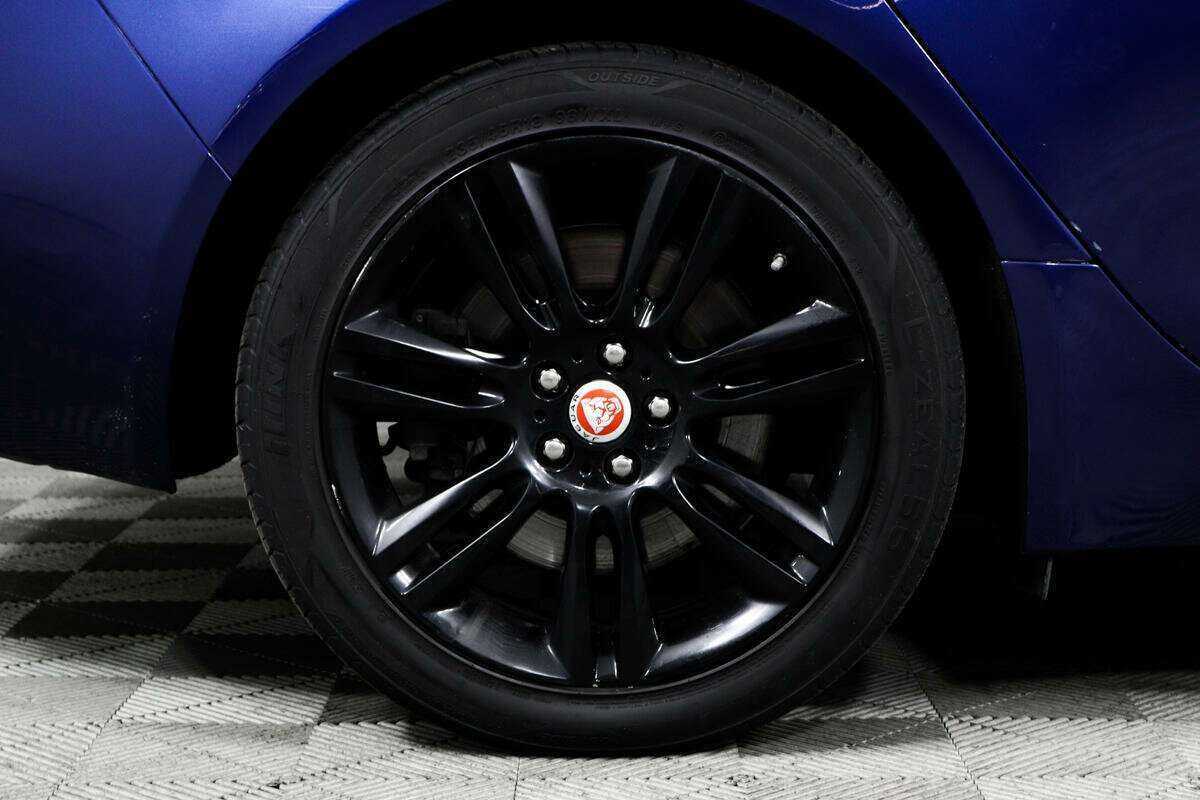 Б/У Ягуар ИксЕ 2015 года. Фото: #13