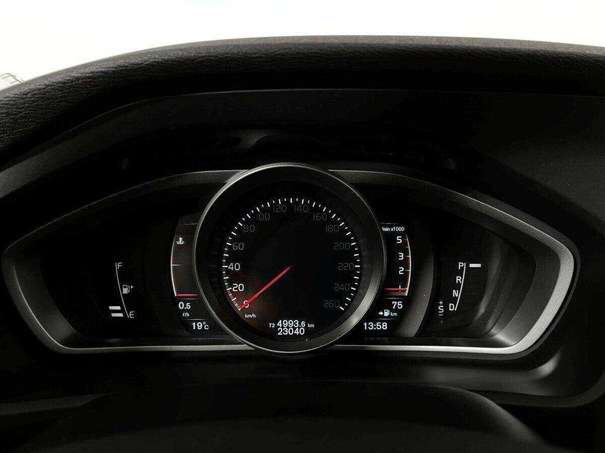 Б/У Вольво В40 Кросс Кантри 2017 года. Фото: #9