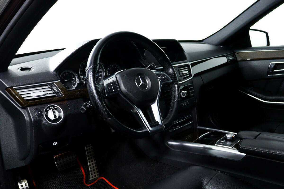 Б/У Мерседес-Бенц Е-Класс 2012 года. Фото: #12