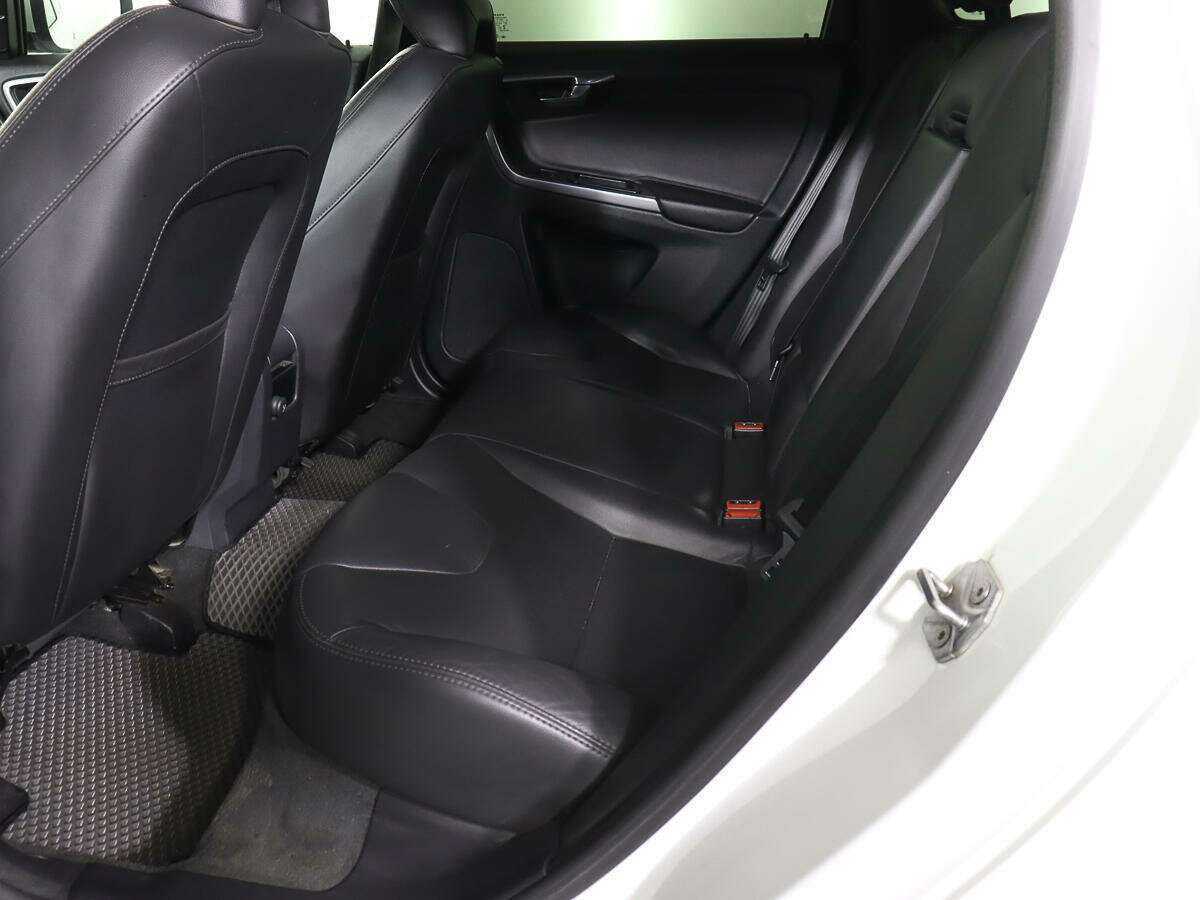 Б/У Вольво ИксЦ60 2015 года. Фото: #8