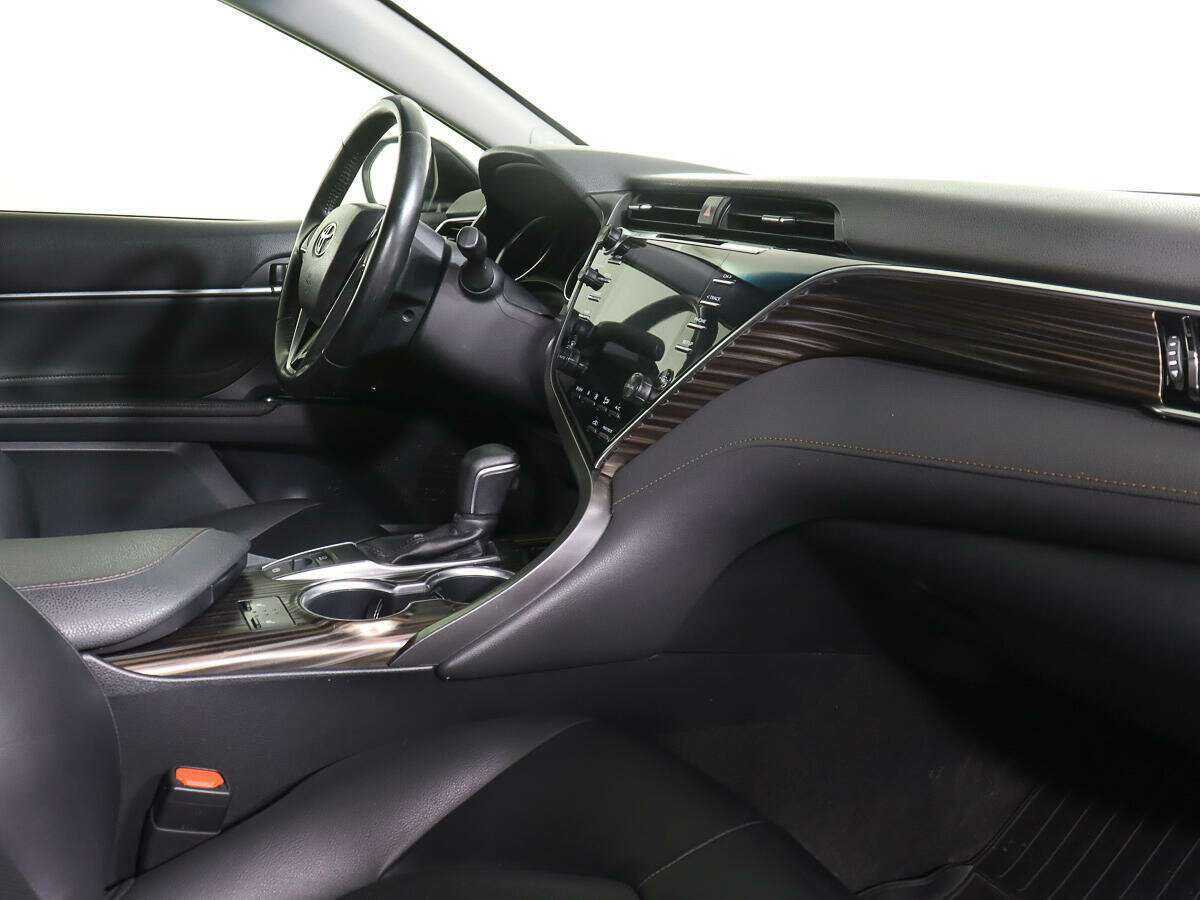 Б/У Тойота Камри 2019 года. Фото: #8