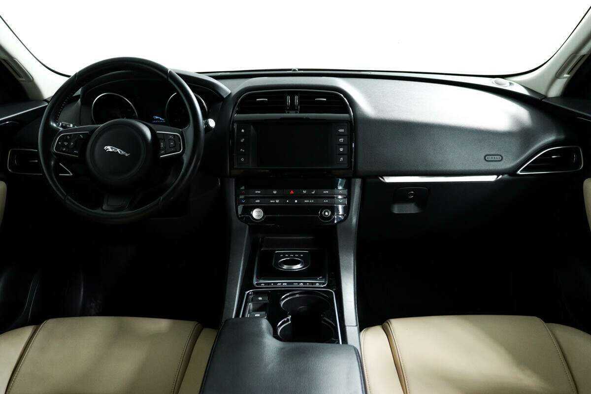 Б/У Ягуар Ф-Пэйс 2016 года. Фото: #10