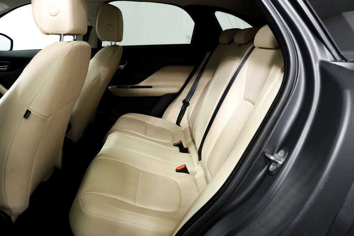 Б/У Ягуар Ф-Пэйс 2016 года. Фото: #11