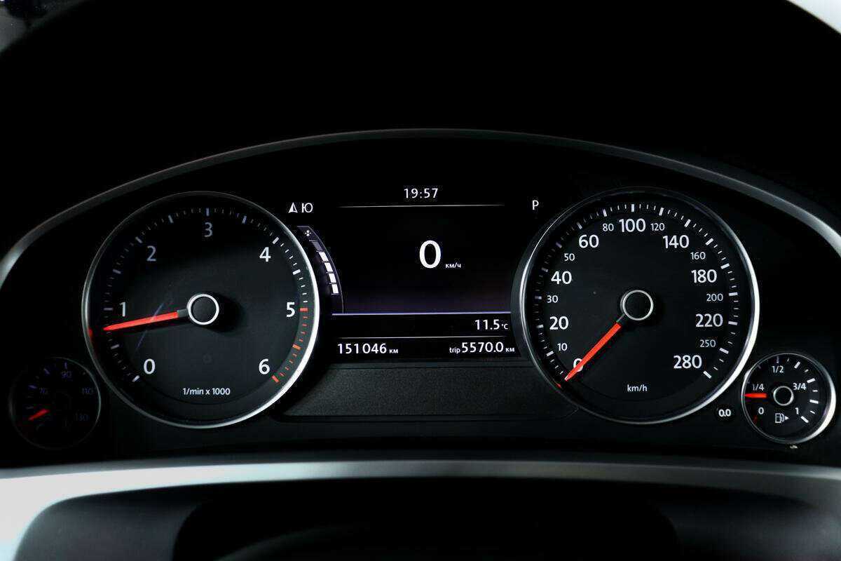 Б/У Фольксваген Туарег 2016 года. Фото: #9