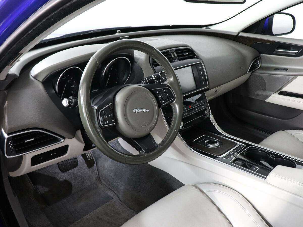 Б/У Ягуар ИксЕ 2016 года. Фото: #6