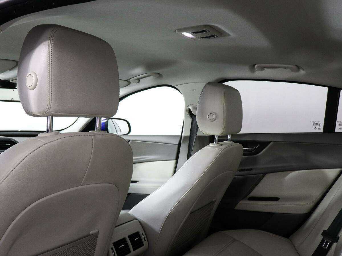 Б/У Ягуар ИксЕ 2016 года. Фото: #9