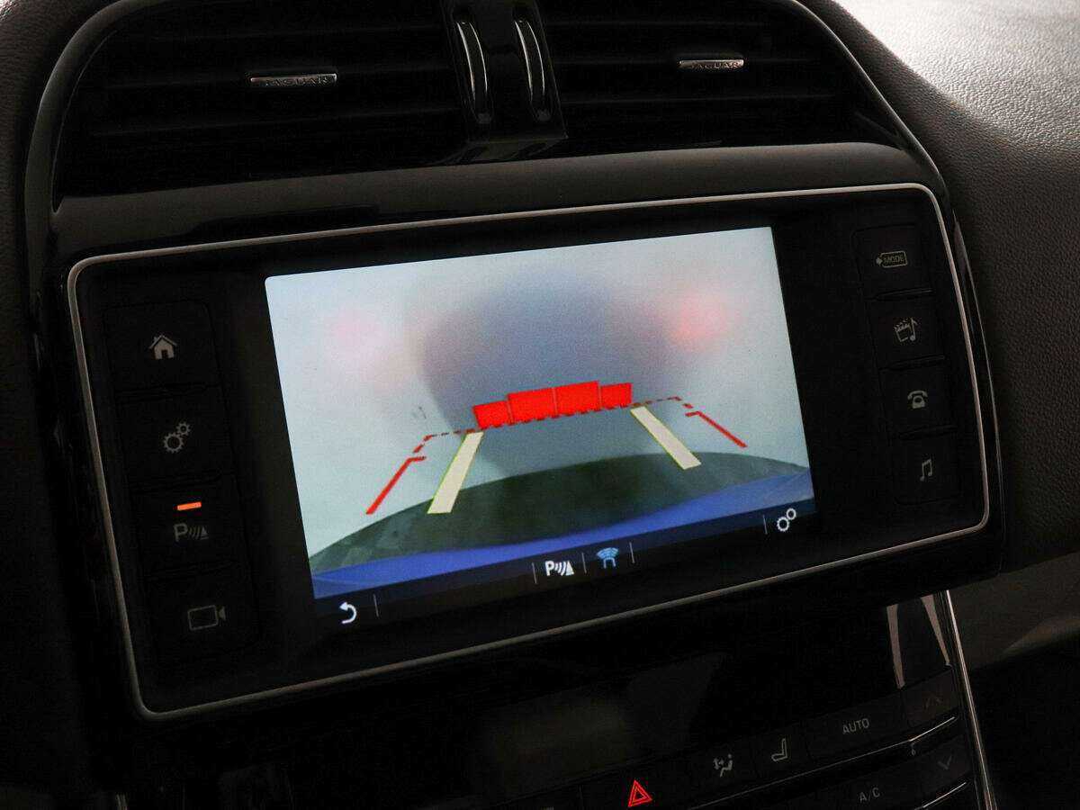 Б/У Ягуар ИксЕ 2016 года. Фото: #12