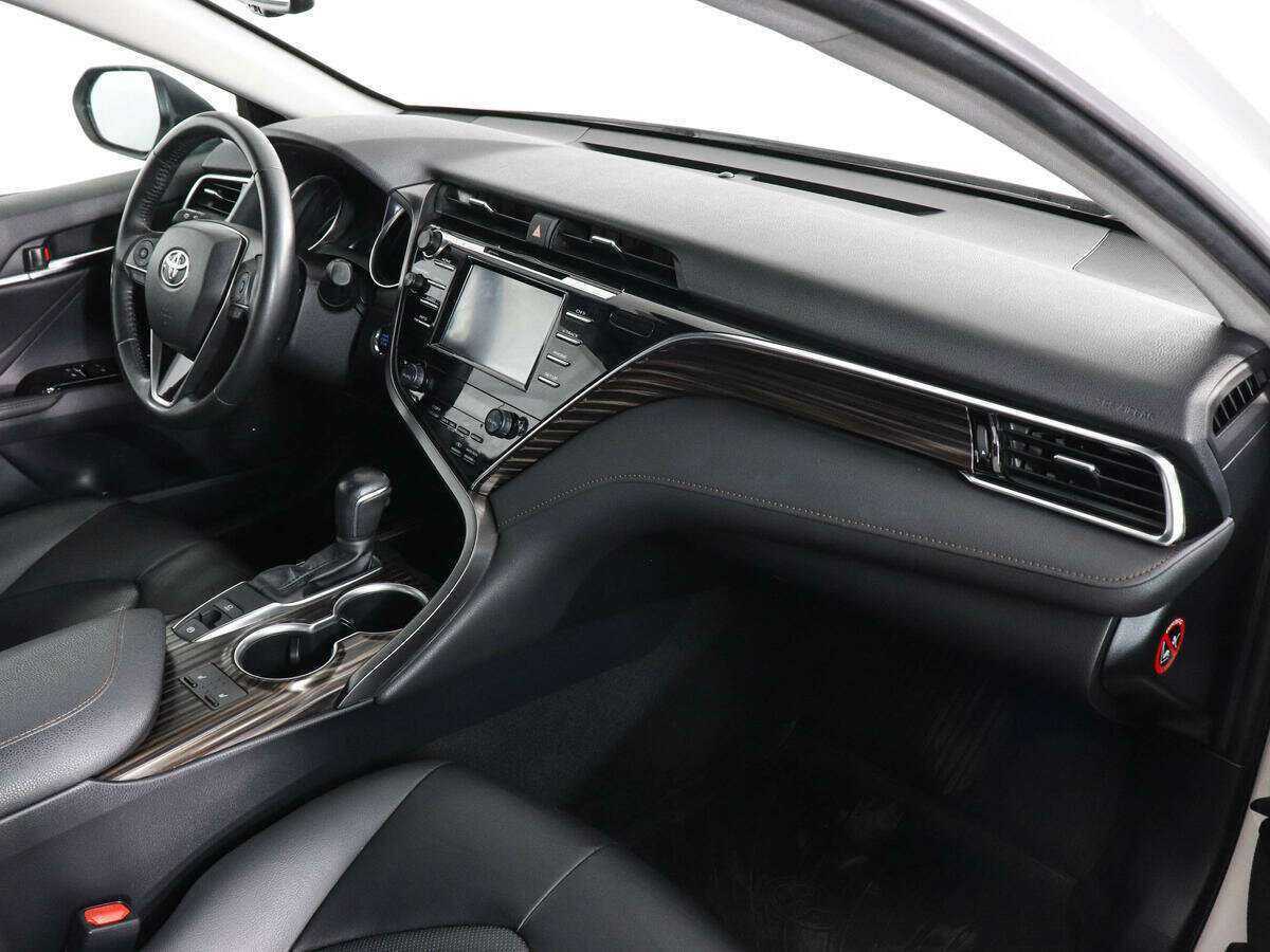 Б/У Тойота Камри 2019 года. Фото: #8