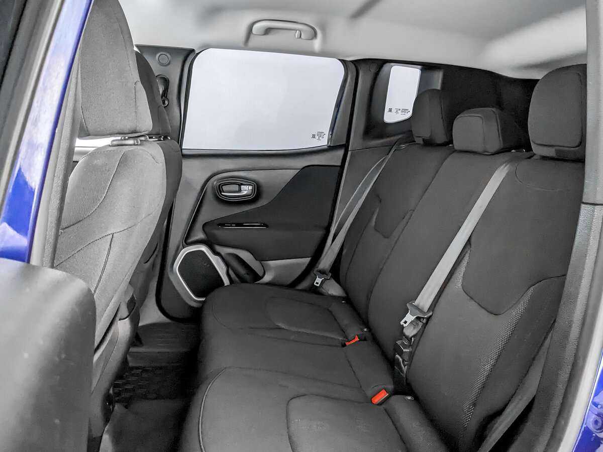 Б/У Джип Ренеджейд 2017 года. Фото: #9