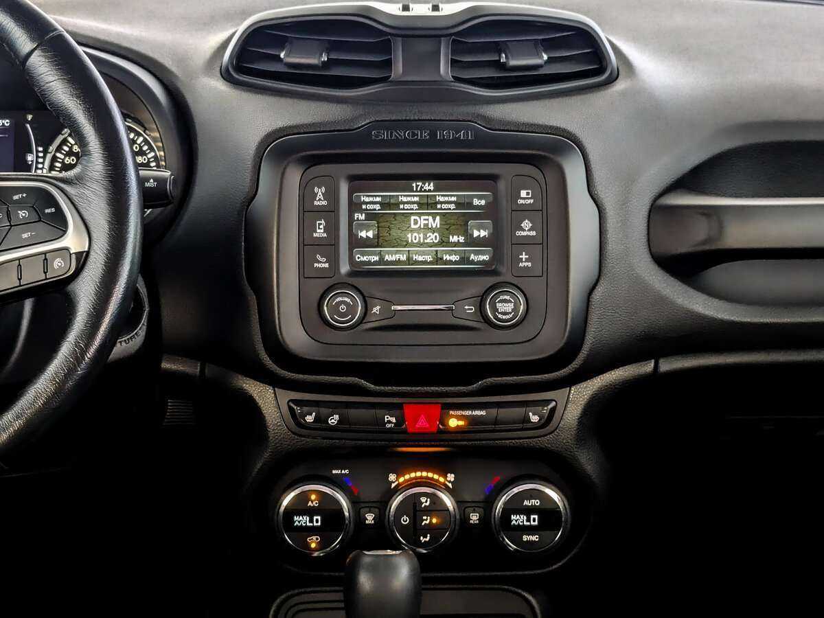 Б/У Джип Ренеджейд 2017 года. Фото: #12