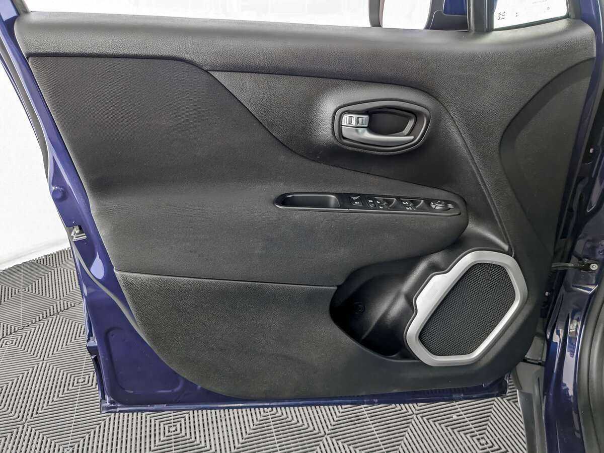 Б/У Джип Ренеджейд 2017 года. Фото: #14