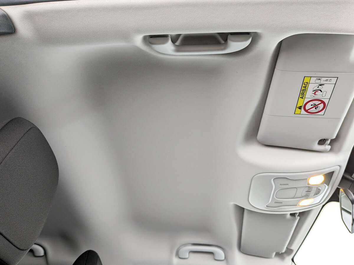 Б/У Джип Ренеджейд 2017 года. Фото: #17