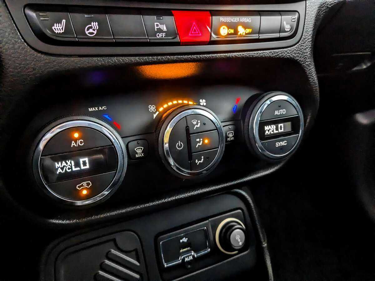 Б/У Джип Ренеджейд 2017 года. Фото: #20