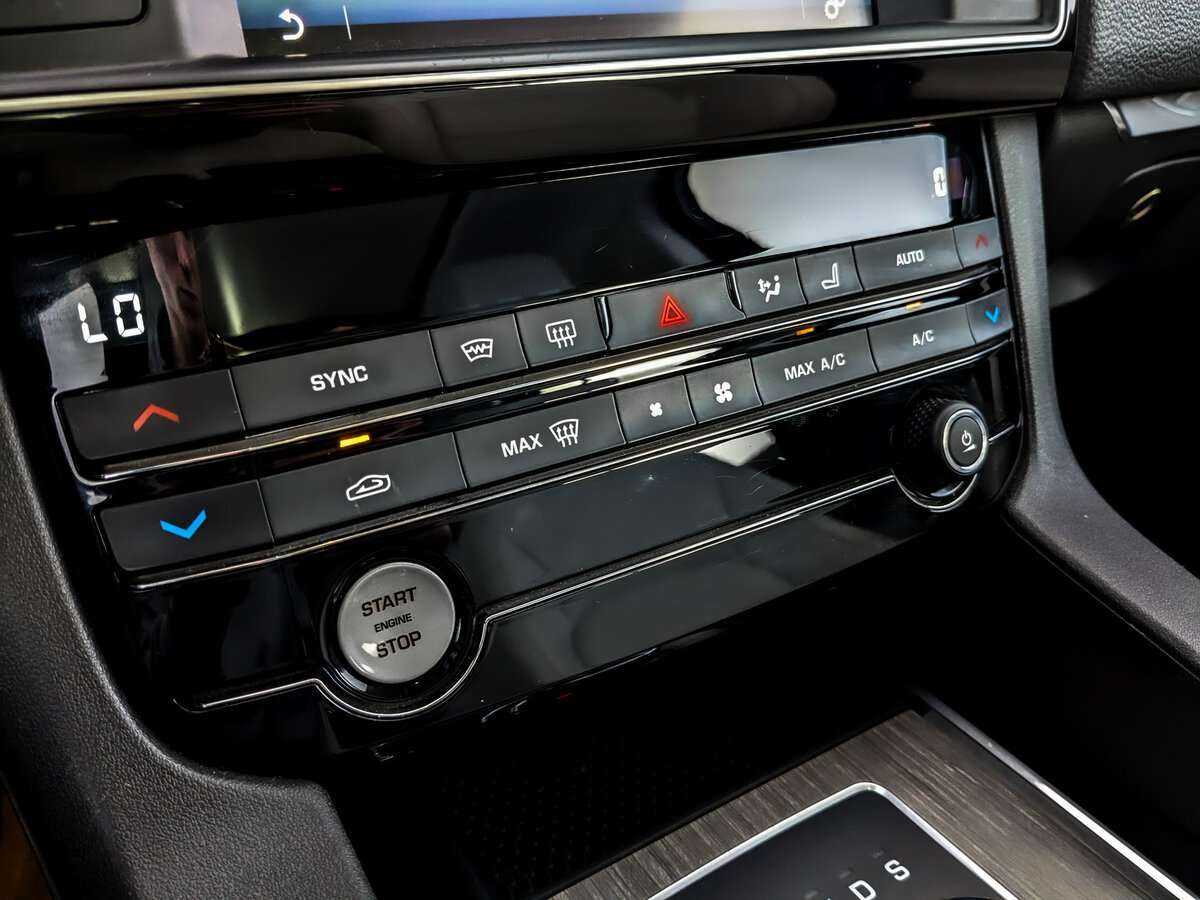 Б/У Ягуар Ф-Пэйс 2017 года. Фото: #25