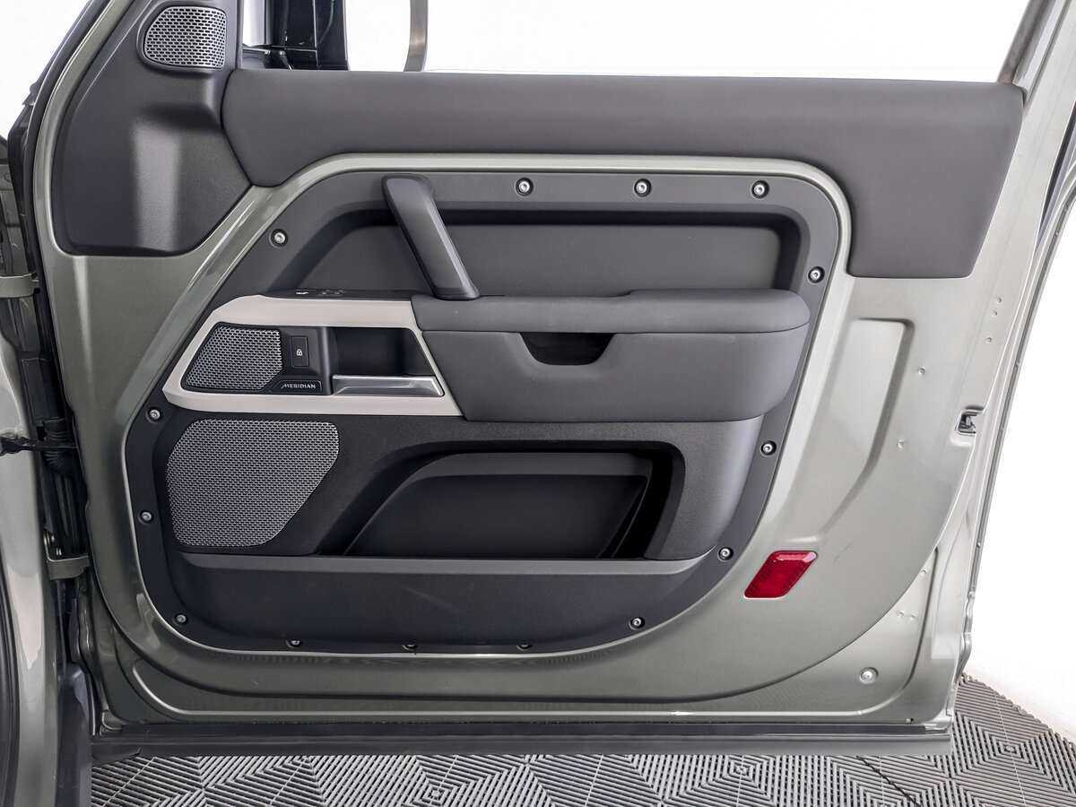 Б/У Лэнд Ровер Дефендер 2021 года. Фото: #15