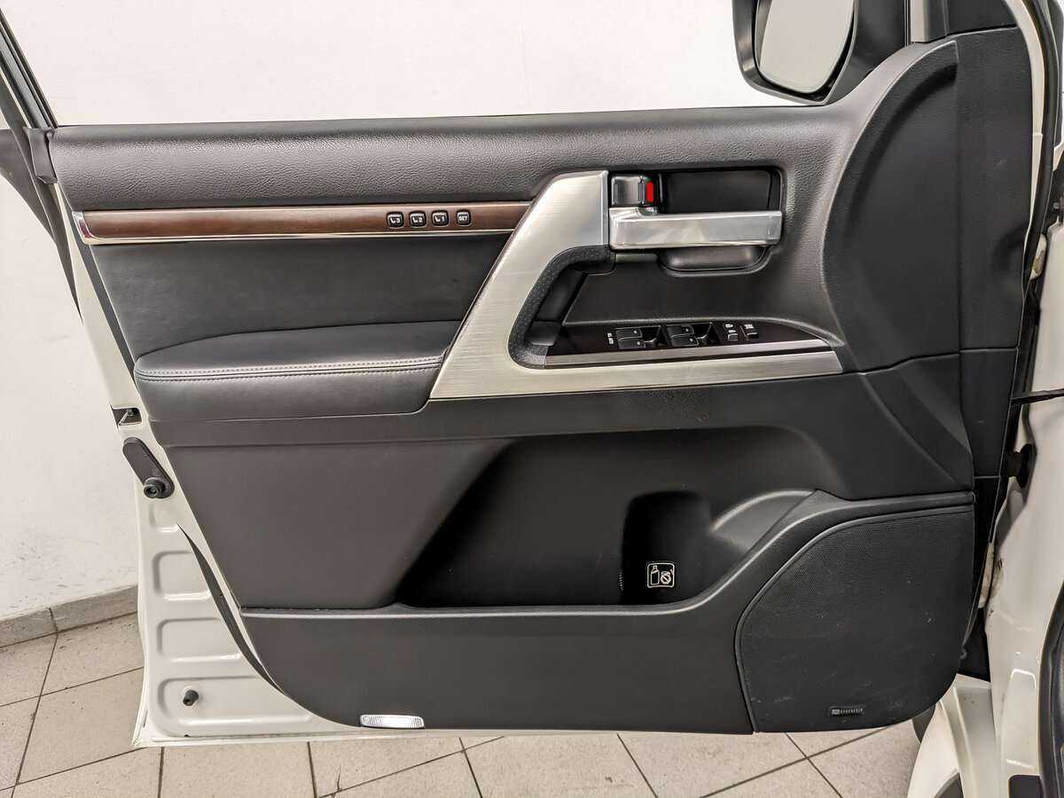 Б/У Тойота Лэнд Крузер 2017 года. Фото: #12