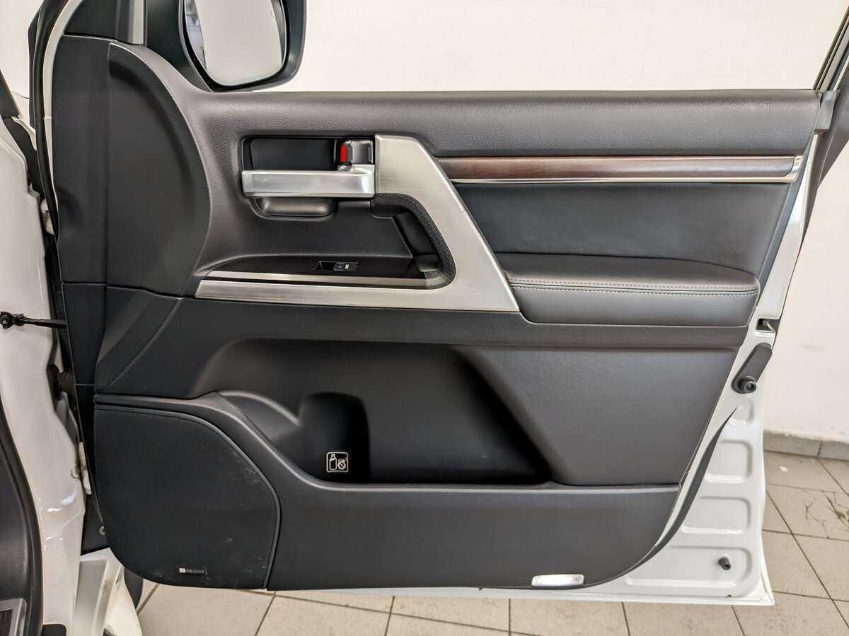 Б/У Тойота Лэнд Крузер 2017 года. Фото: #18