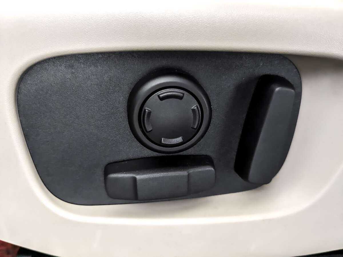 Б/У Лэнд Ровер Дискавери 2018 года. Фото: #16