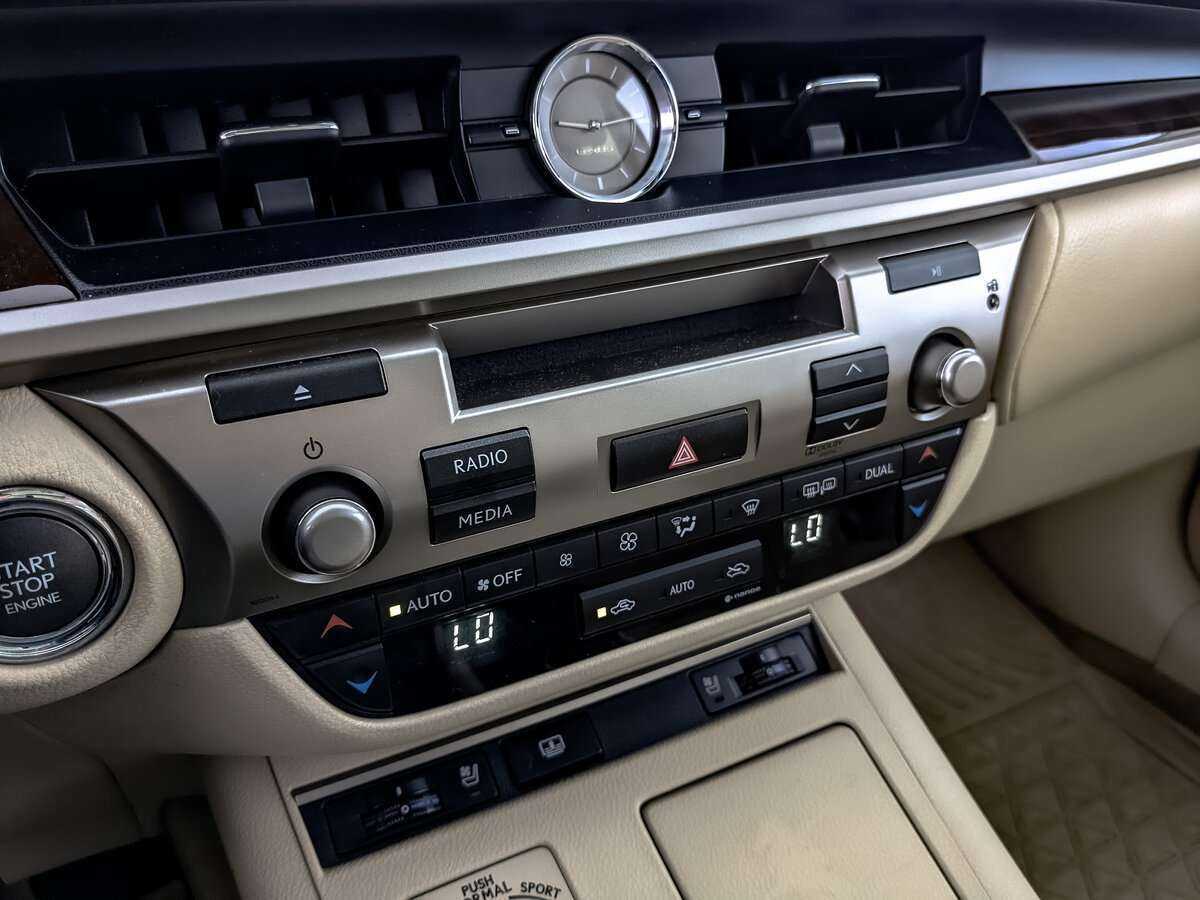 Б/У Лексус ЕС 2013 года. Фото: #20