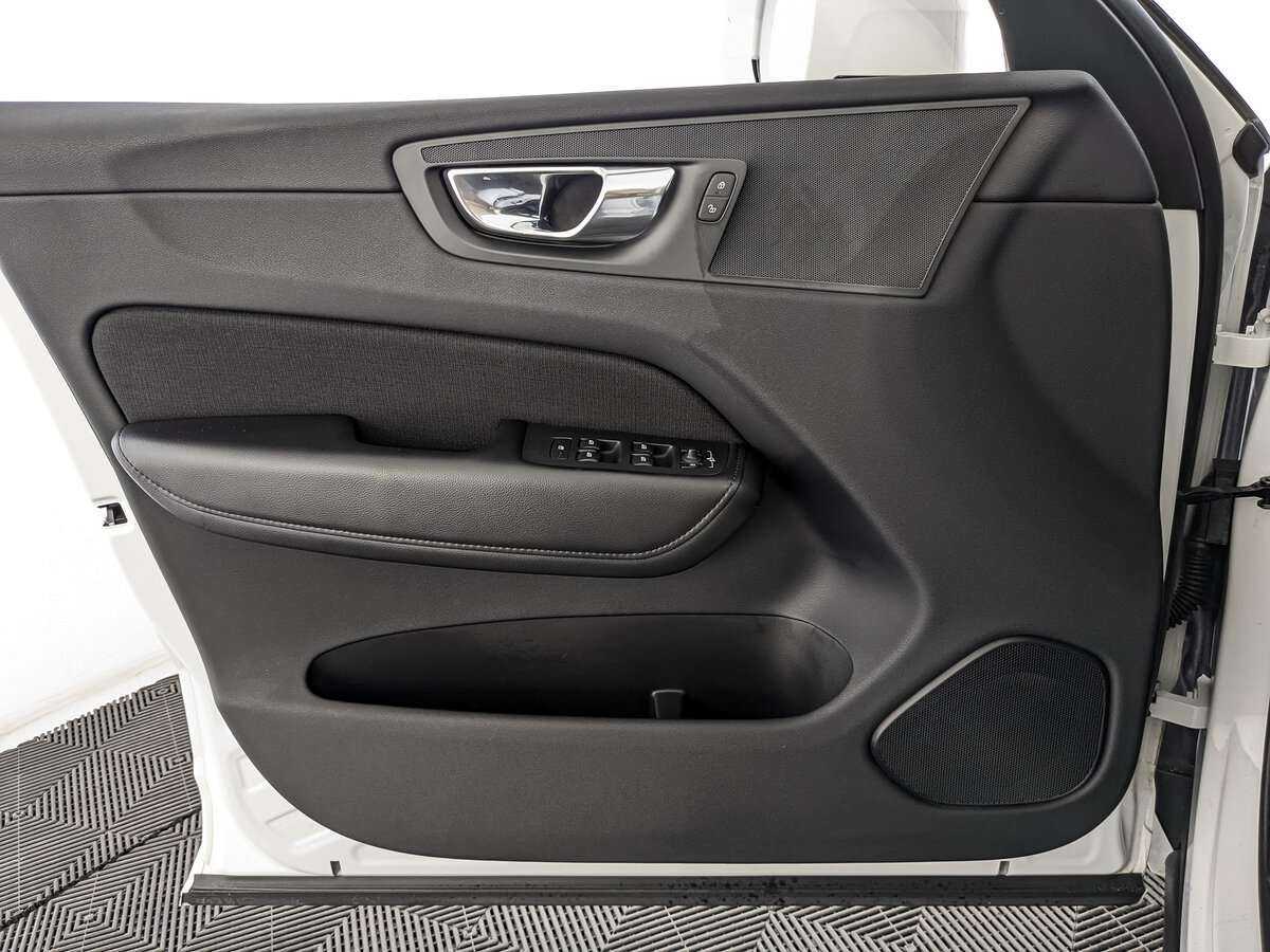 Б/У Вольво ИксЦ60 2019 года. Фото: #14