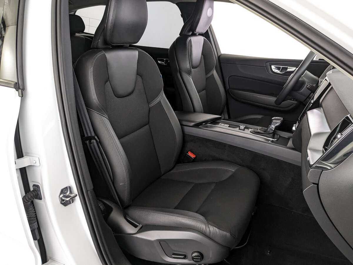 Б/У Вольво ИксЦ60 2019 года. Фото: #19