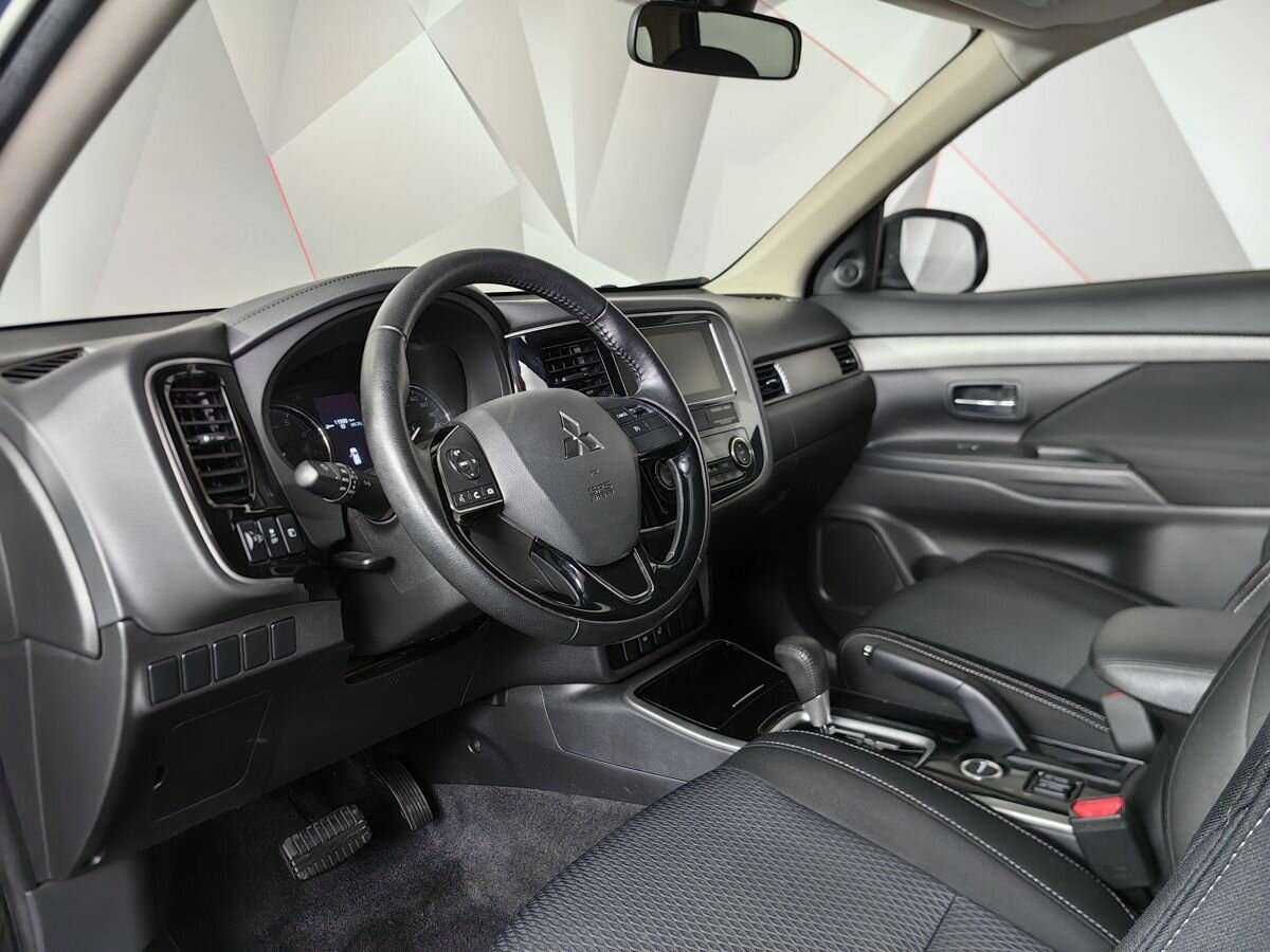 Б/У Митсубиши Оутлэндер 2018 года. Фото: #13