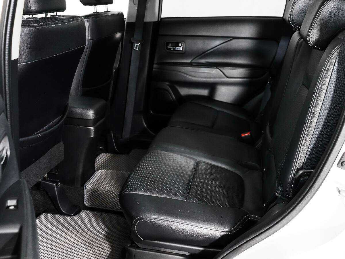 Б/У Митсубиши Оутлэндер 2016 года. Фото: #11