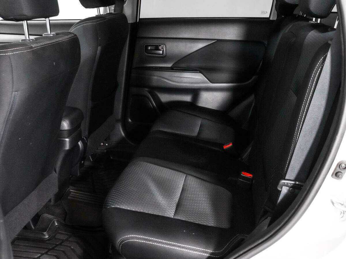 Б/У Митсубиши Оутлэндер 2018 года. Фото: #10