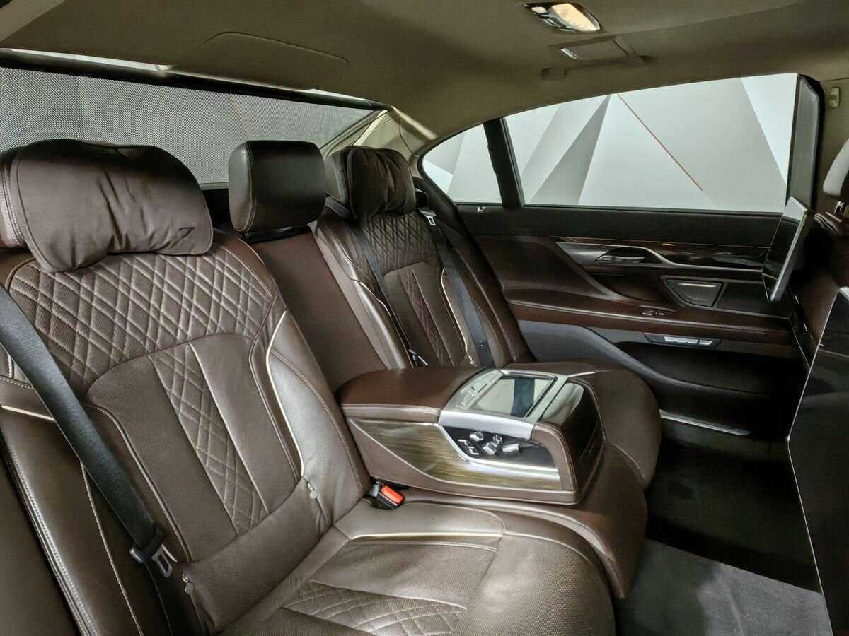 Б/У БМВ 7 серии 2015 года. Фото: #12