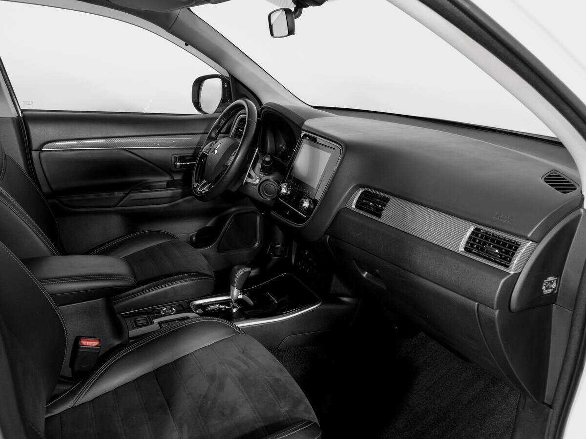 Б/У Митсубиши Оутлэндер 2021 года. Фото: #8