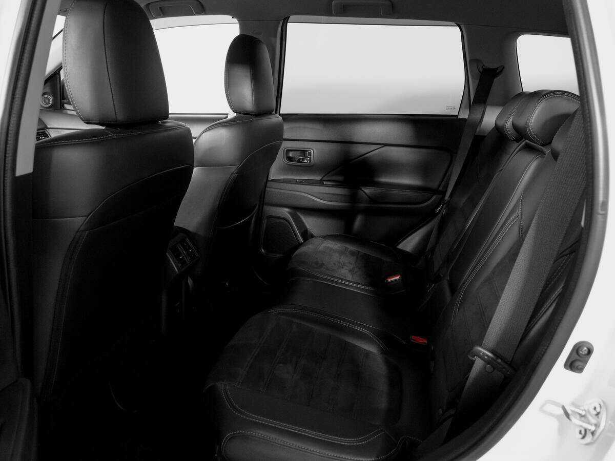 Б/У Митсубиши Оутлэндер 2021 года. Фото: #9