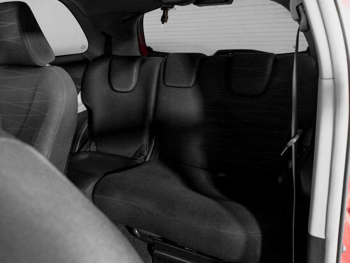 Б/У Тойота Ярис 2010 года. Фото: #9