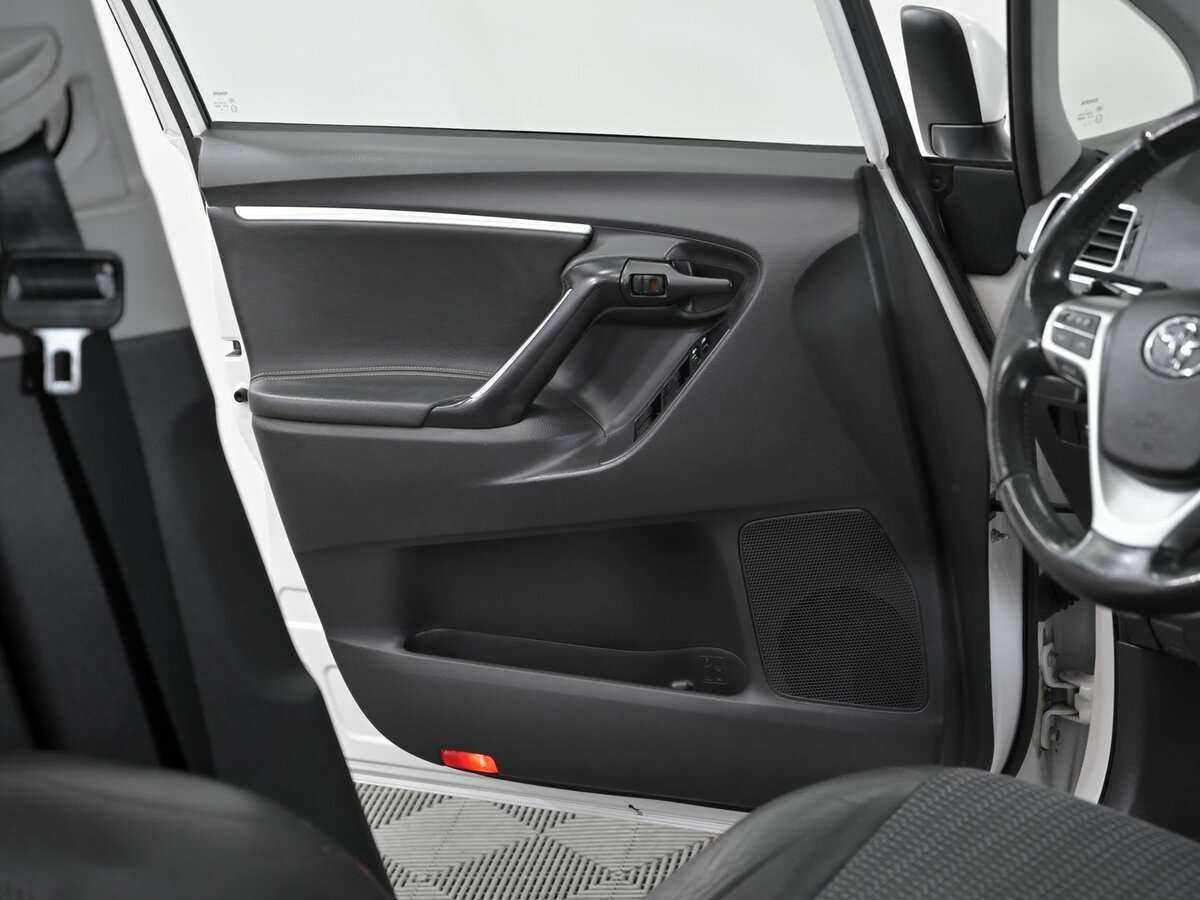 Б/У Тойота Версо 2015 года. Фото: #8