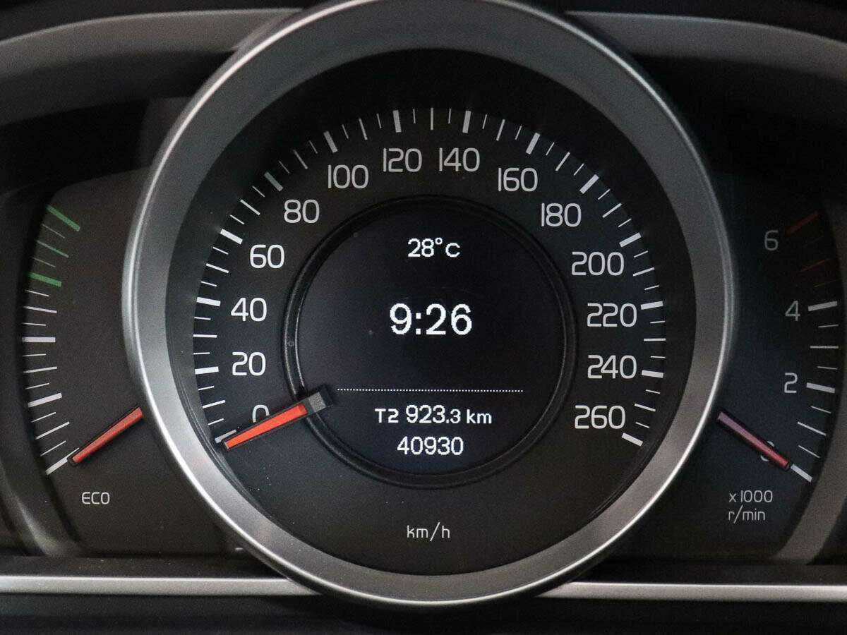 Б/У Вольво В40 Кросс Кантри 2015 года. Фото: #9