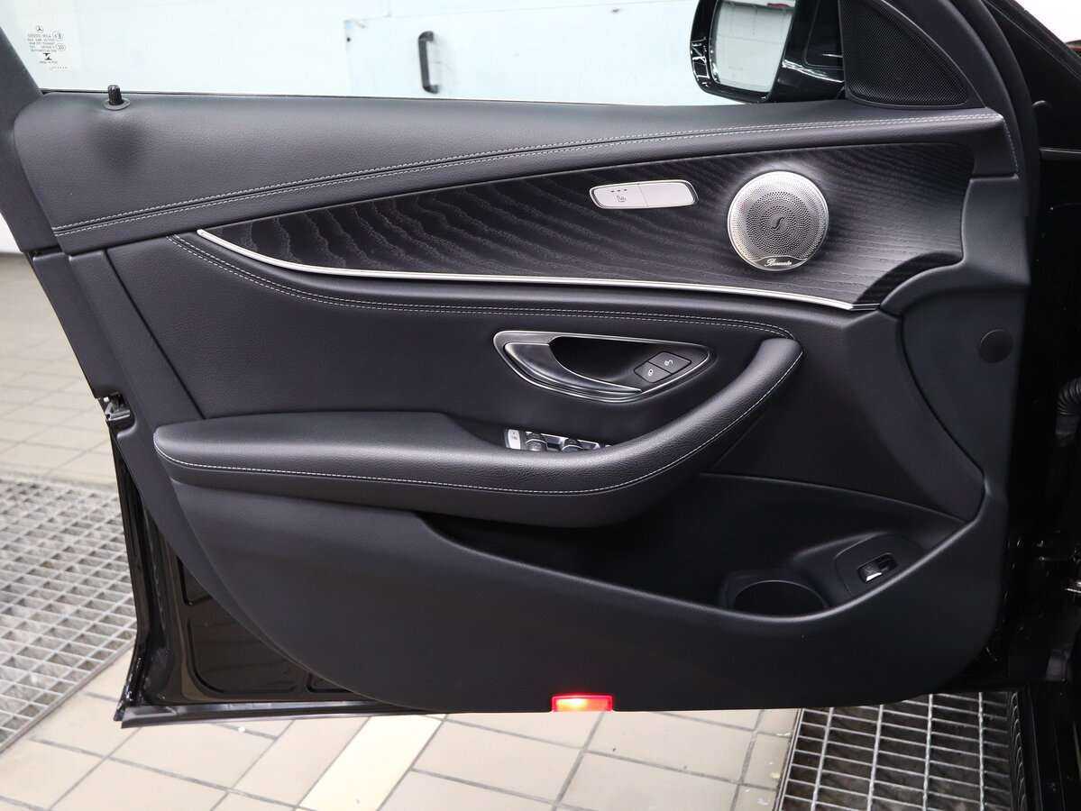 Б/У Мерседес-Бенц Е-Класс 2021 года. Фото: #4