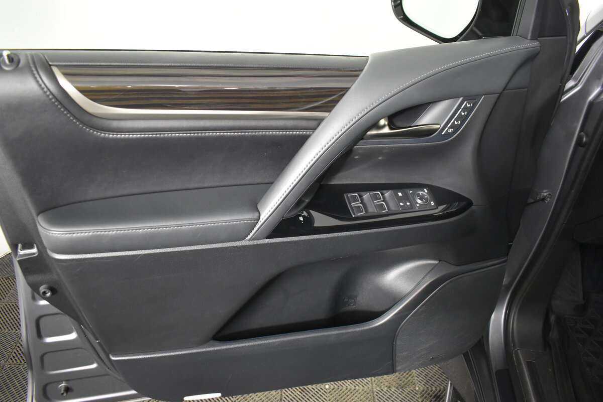 Б/У Лексус Л-Икс 2016 года. Фото: #15