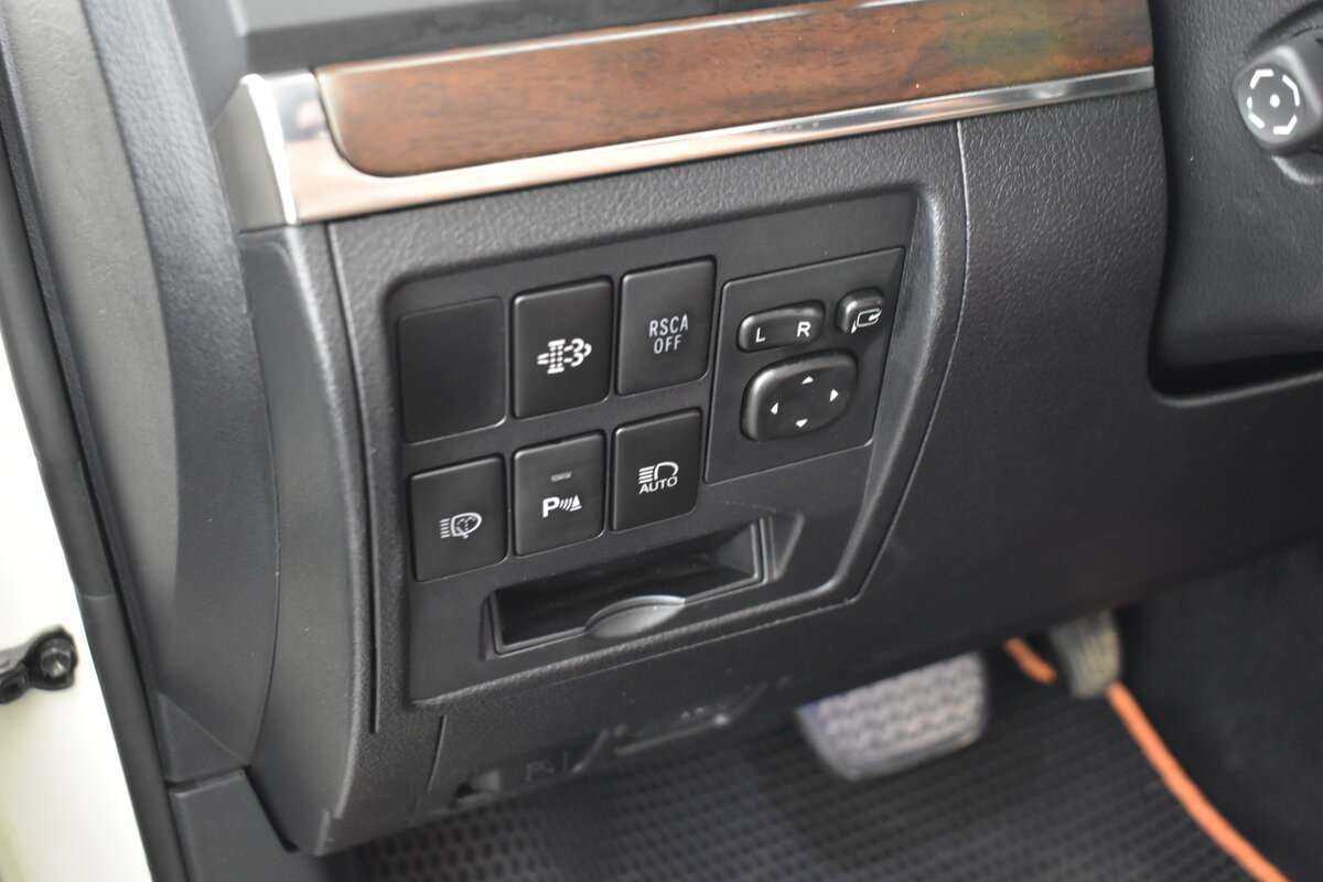 Б/У Тойота Лэнд Крузер 2016 года. Фото: #10