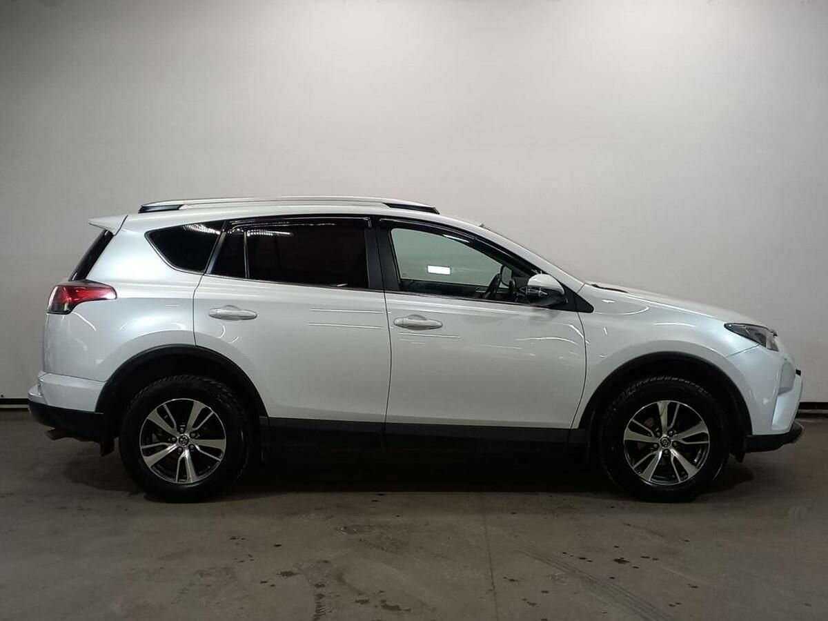 Б/У Тойота Рав4 2018 года. Фото: #3