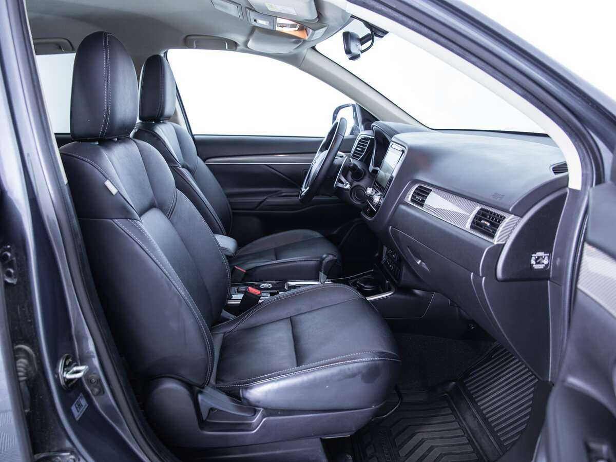 Б/У Митсубиши Оутлэндер 2021 года. Фото: #9