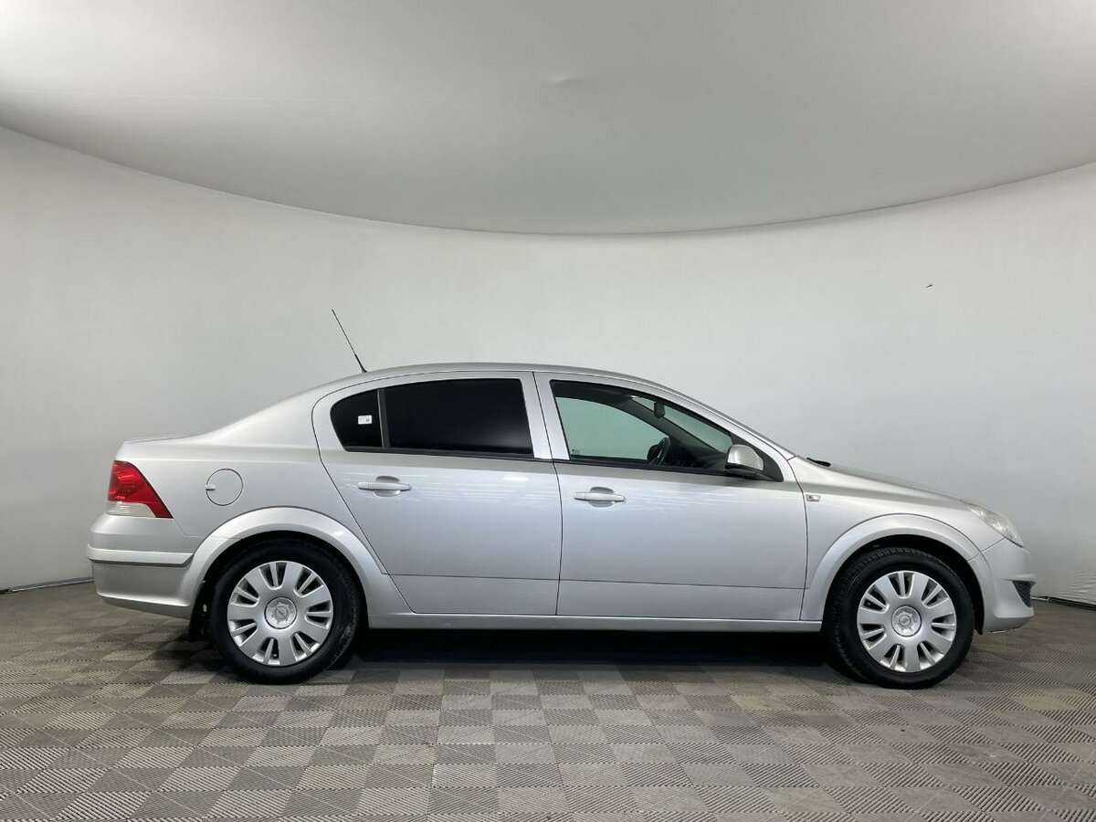 Б/У Опель Астра 2010 года. Фото: #2