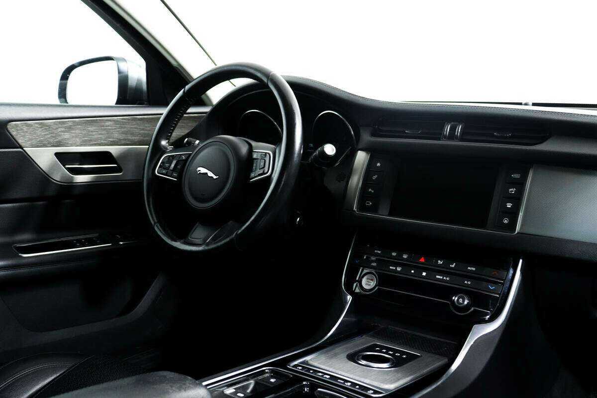 Б/У Ягуар ИксФ 2016 года. Фото: #8