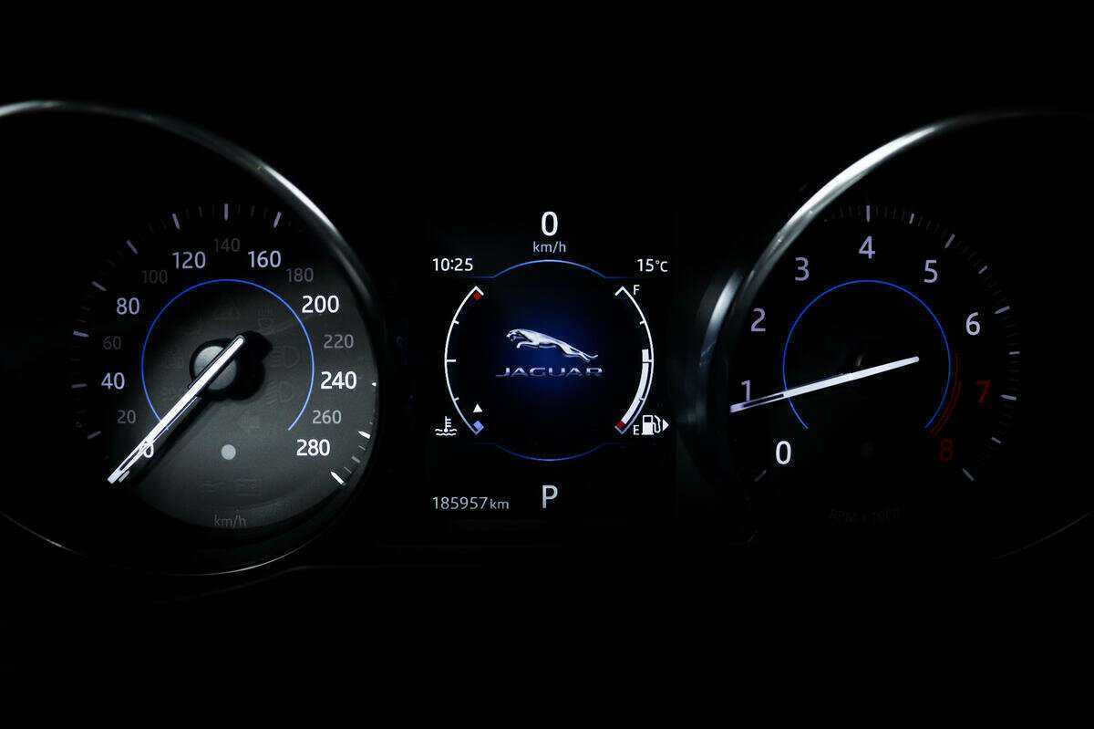 Б/У Ягуар ИксФ 2016 года. Фото: #9