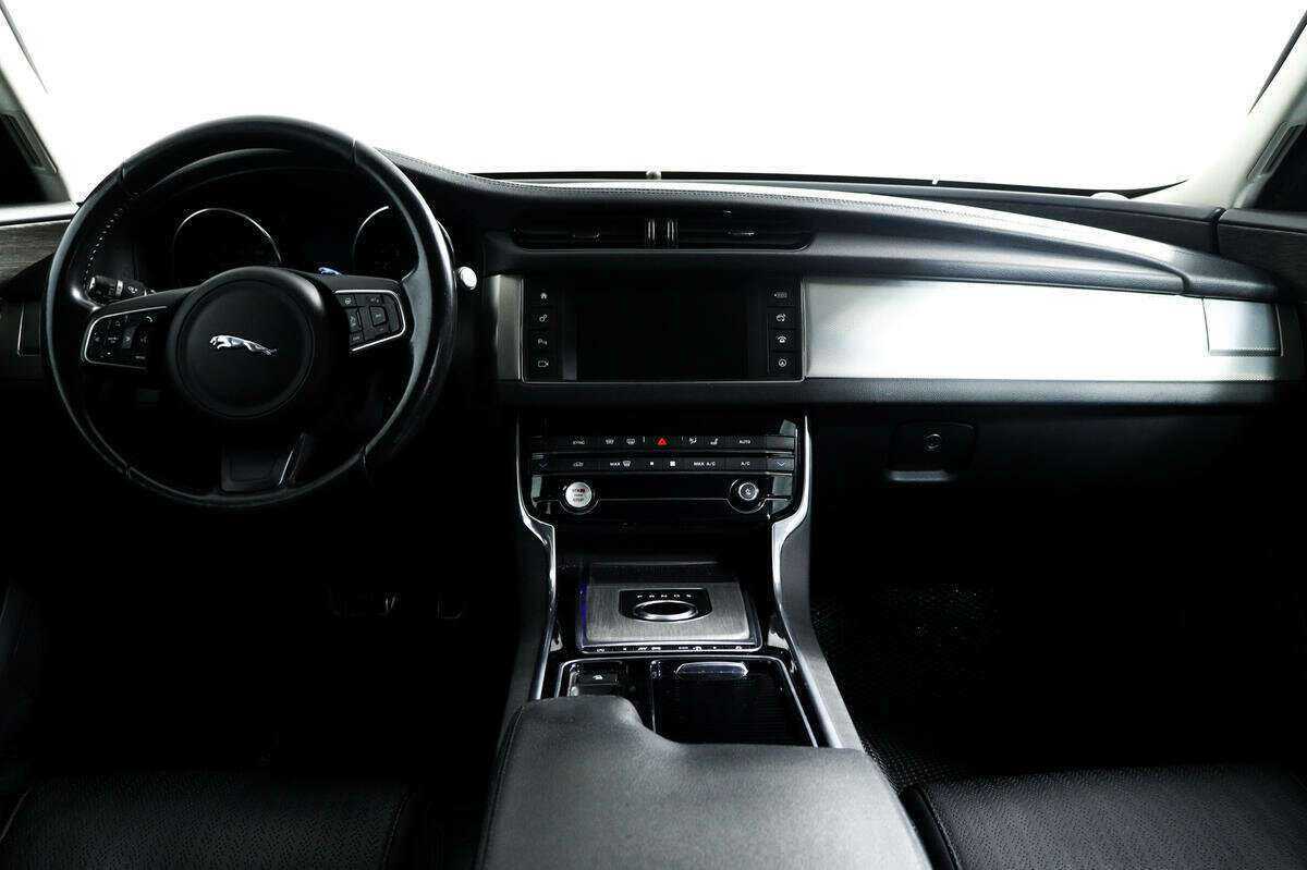 Б/У Ягуар ИксФ 2016 года. Фото: #10