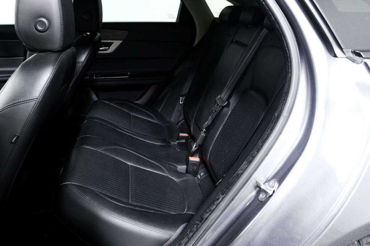 Б/У Ягуар ИксФ 2016 года. Фото: #11