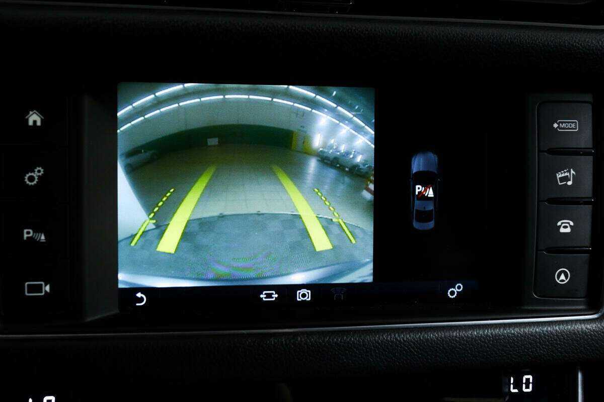 Б/У Ягуар ИксФ 2016 года. Фото: #13