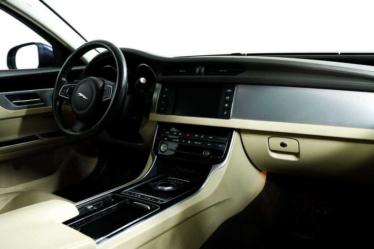 Б/У Ягуар ИксФ 2016 года. Фото: #8