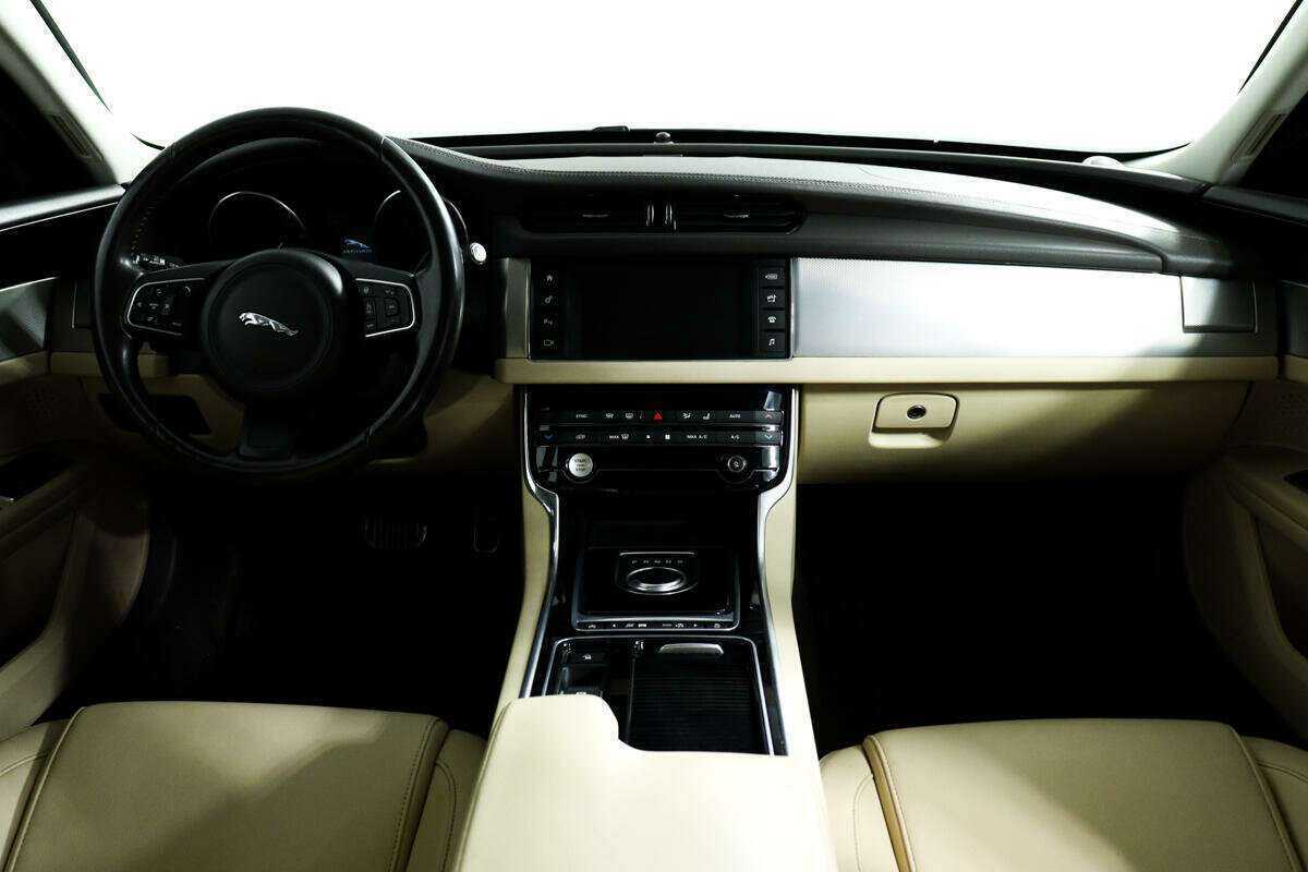 Б/У Ягуар ИксФ 2016 года. Фото: #10