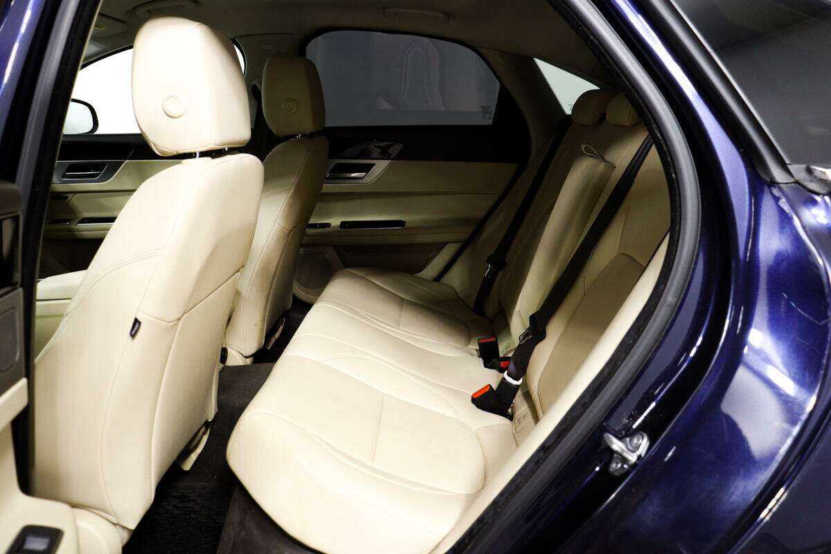 Б/У Ягуар ИксФ 2016 года. Фото: #11