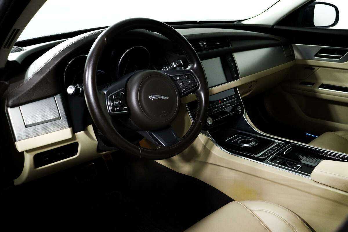 Б/У Ягуар ИксФ 2016 года. Фото: #12