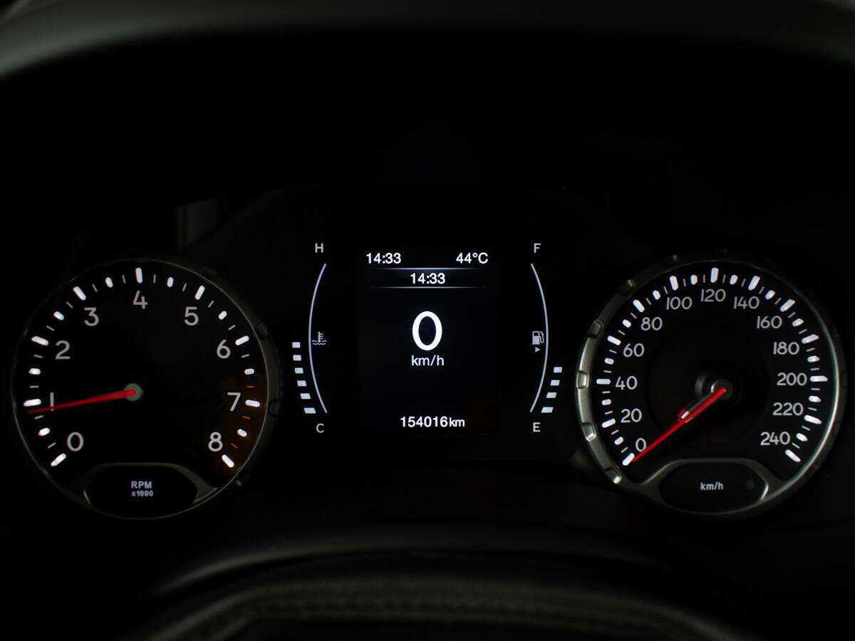 Б/У Джип Ренеджейд 2017 года. Фото: #7